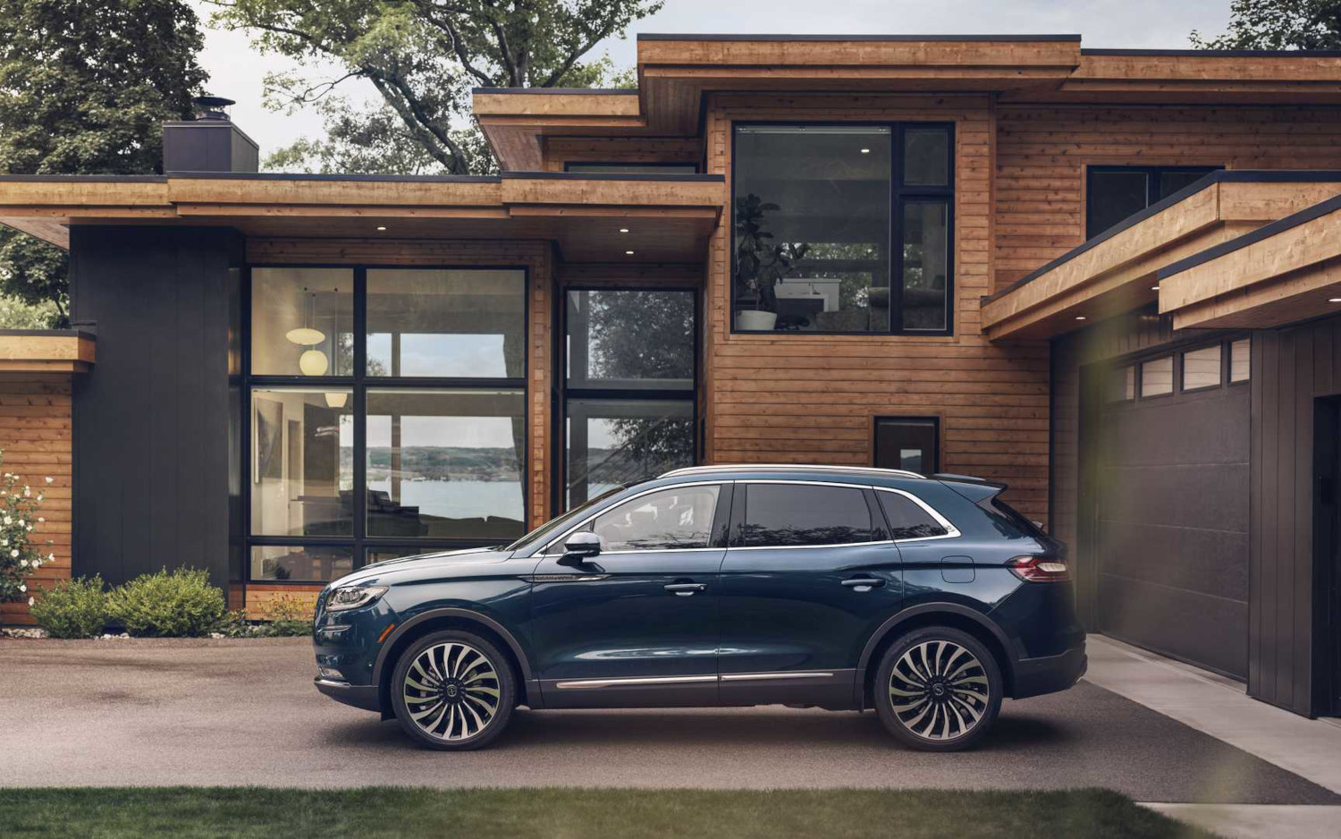 Comparison Lincoln Nautilus Black Label 2021 vs Jeep Grand